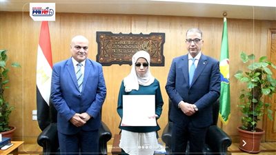  محافظ الفيوم يكرم إحدى الفتيات الكفيفات لمحو أميتها والتحاقها بالجامعة