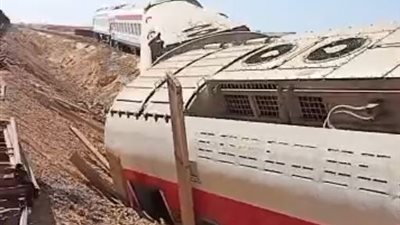 شهامة المصرين.. الأهالي يوزعون المياه على مصابين حادث قطار مطروح 