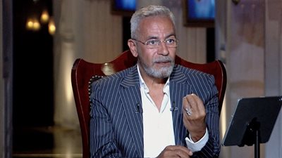 «الظلم مرتين».. صبري فواز: تمثال نجيب محفوظ فقد قيمته الرمزية بسبب الإعلانات