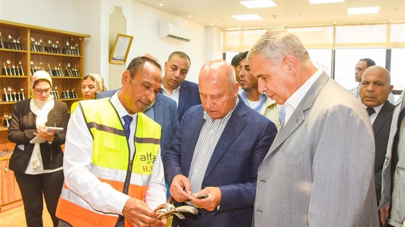 وزير الصناعه و محافظ