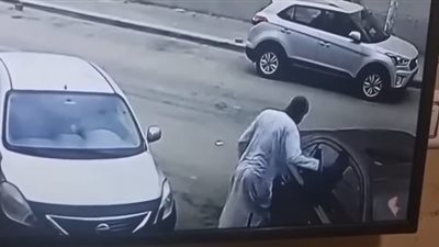 الأمن يفحص مقطع فيديو لشخص يكسر زجاج سيارة ويستولى على حقيبة أموال 