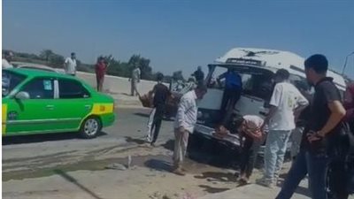 مصرع طفلة وإصابة 6 أشخاص إثر تصادم أتوبيس عماله بسيارتين ملاكي بالمنوفية