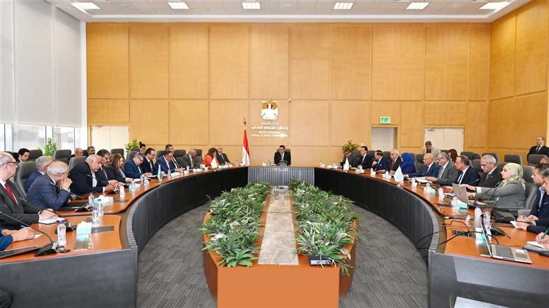 وزير الإسكان يترأس
