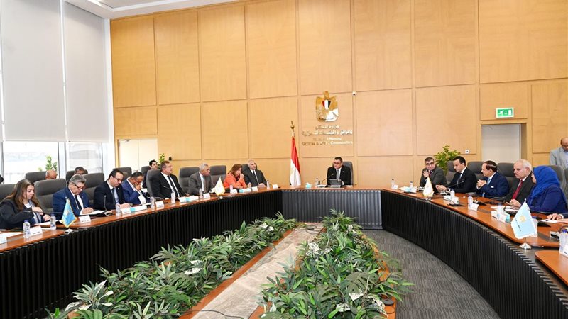 وزير الإسكان يترأس