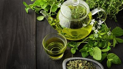 الشاي الأخضر وصحة الدماغ: اكتشاف جديد يحميك من الزهايمر 