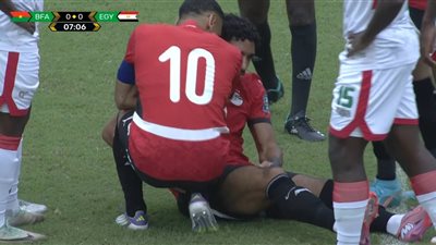 صدمة مبكرة لمنتخب مصر.. إصابة عمر مرموش في مباراة بوركينا فاسو