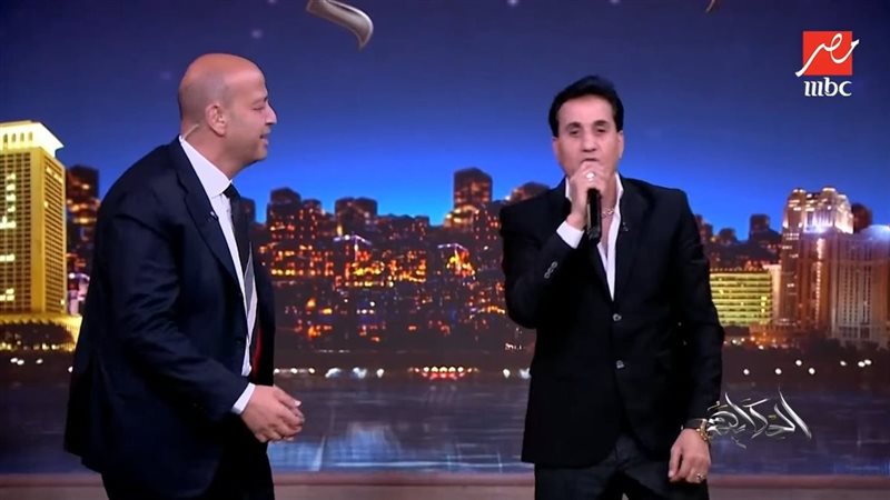 عمرو أديب يرقص مع