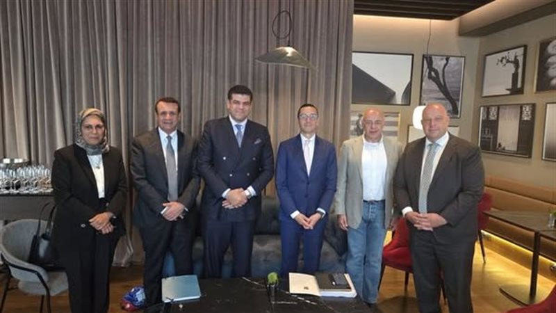 وزير الاستثمار مع