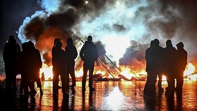 باريس تحترق.. المظاهرات الفرنسية تغلق الطرق وتسبب خسائر بالملايين | صور