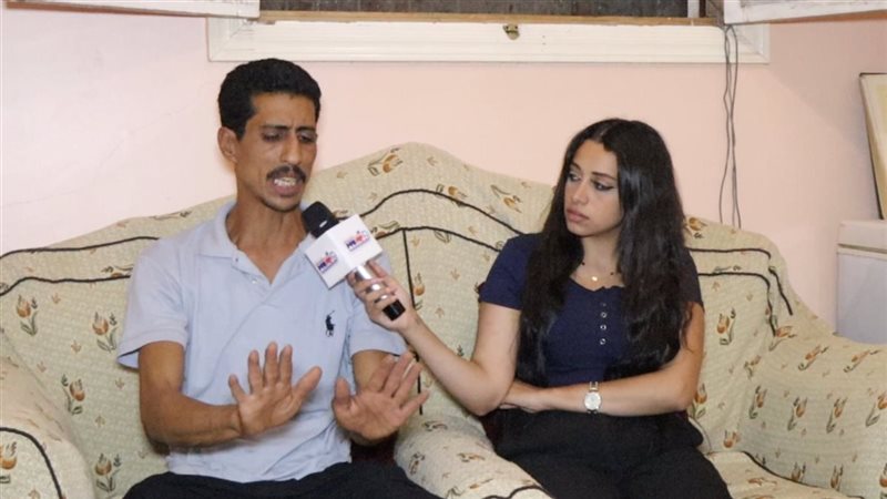 نجل الضحية مع مراسلة