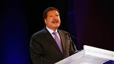 رحلة كفاح أحمد زويل من التحديات في أمريكا إلى التتويج بجائزة نوبل في الكيمياء