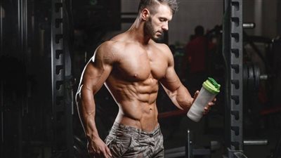 أفضل وقت لشرب البروتين لبناء العضلات وخسارة الوزن 