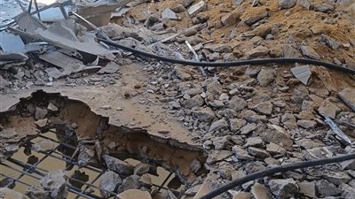 حي المنتزة يواصل هدم الأدوار العليا لعقار المندرة المائل بالإسكندرية