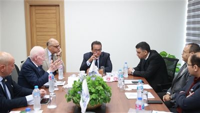 وزير الصحة يشهد التشغيل التجريبي لخط إنتاج فلاتر الغسيل الكلوي بالقليوبية
