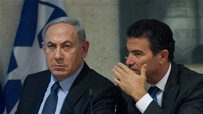 يتصرف كالحيوان ويجب استبداله.. هل يهدد إيهود باراك ويوسي كوهين عرش نتنياهو