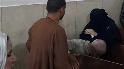 صرخات أب مكلوم.. جد الضحايا ينهار داخل القاعة في محاكمة قاتلة عائلته بالمنيا