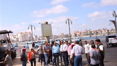 محافظ دمياط يتابع ميدانياً الأعمال الجارية للرصف بالأسفلت بالشارع الحري
