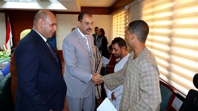 بالصور.. محافظ سوهاج يسلم 25 عقد عمل للأشخاص ذوي الإعاقة 