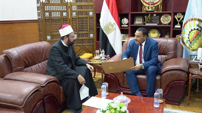 محافظ مطروح ومدير