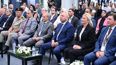 وزير الصناعة: دراسة التوسع بالمصانع المنتجة لزجاج السيارات لتلبية الاحتياجات