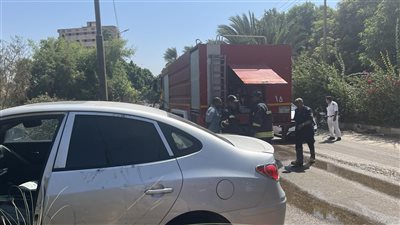 أول صور لاحتراق سيارة ملاكي وإصابة قائدها في نجع حمادي بقنا