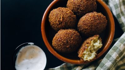 ابدئي يومك بإفطار سريع وشهي مع الطعمية المحشية بالجبن والبسطرمة
