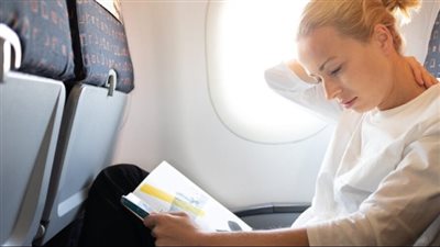 لـ «رحلات الطيران الطويلة».. 4 نصائح للسفر بتقويم العمود الفقري السليم