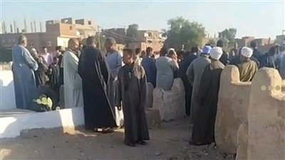 وفاة احد ضحايا حادث انقلاب ميكروباص في الطريق الصحراوي بعد أداء واحب العزاء  