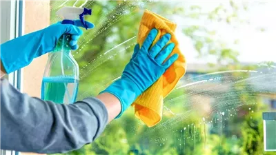 تنظيف زجاج النوافذ بفعالية: خطوات سهلة للحصول على زجاج لامع