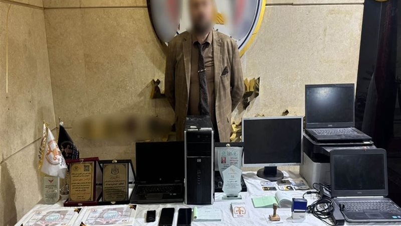 المتهم و أمامه المضبوطات