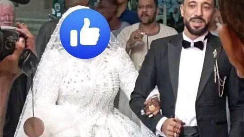 كان ماسك ايد عروسته