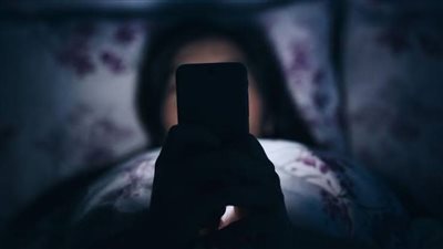 دراسة: السهر يزيد من فرصة إدمان الشباب على الهواتف ومواقع التواصل 