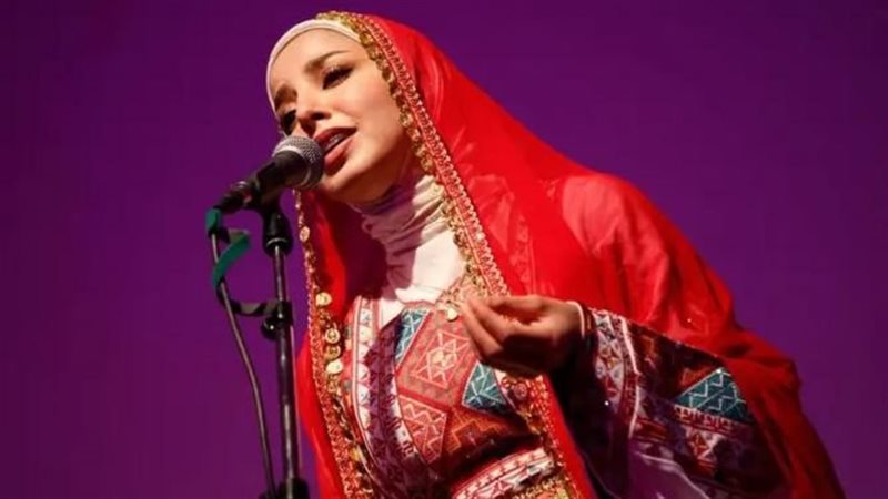 طالبة طب تُدخل البهجة