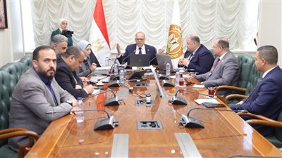 وزير العمل يشهد تسليم 700 عقد عمل معظمهم لـ