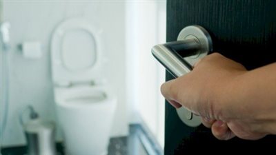 ما حكم التَّحدُّث في الحمام أثناء قضاء الحاجة .. وما أداب قضاء الحاجة؟