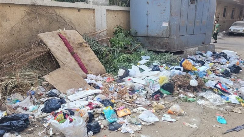 القمامة تحاصر شارع