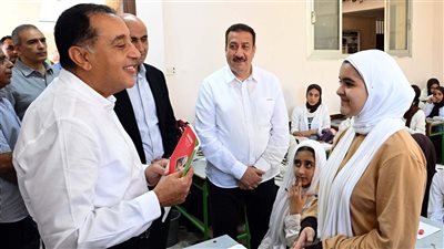 زيارة مفاجئة..رئيس الوزراء يغير مسار جولته لتفقد مدرسة فاطمة الزهراء الإعدادية