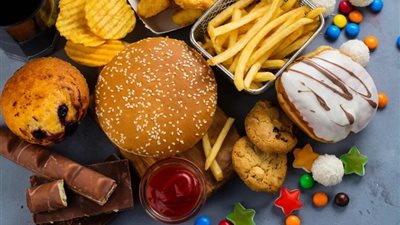 أعراض لا تتجاهلها.. 10 علامات تؤكد أنك مدمن أطعمة فائقة التصنيع