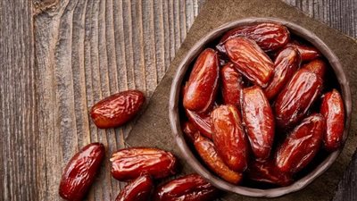 أسعار البلح تتباين في رمضان.. و«قرن غزال» يصل إلى 100 جنيه للكيلو