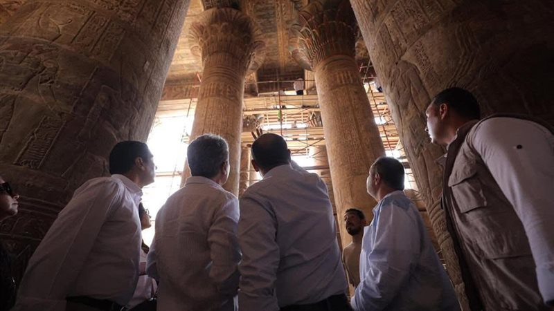 وزير الأثار داخل