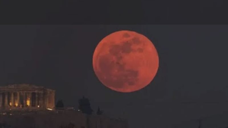 اول قمر عملاق 