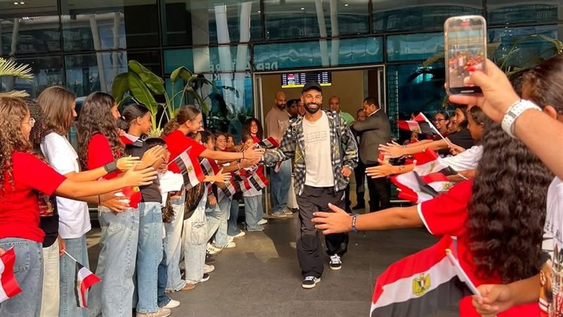 وصول محمد صلاح لمطار