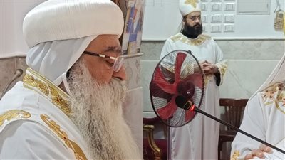الأنبا تكلا يصلي القداس الإلهي بكاتدرئية الشهيد العظيم مارجرجس بدشنا