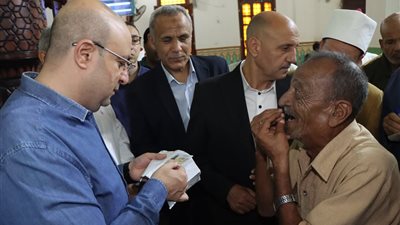 عقب الجمعة بمسجد عمر بن عبد العزيز: محافظ بني سويف يستمع لمطالب المواطينين