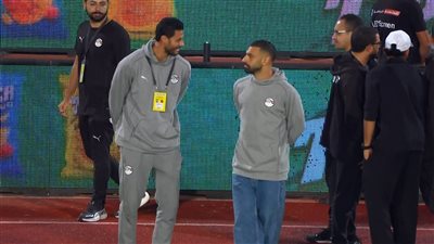 للاحتفال بالتأهل لكأس العالم.. صلاح والشناوي يساندان المنتخب أمام غينيا بيساو