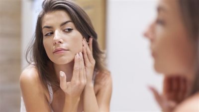 لماذا أصبحت عمليات التجميل أكثر شعبية بين الشباب؟.. فتاة تكشف السبب