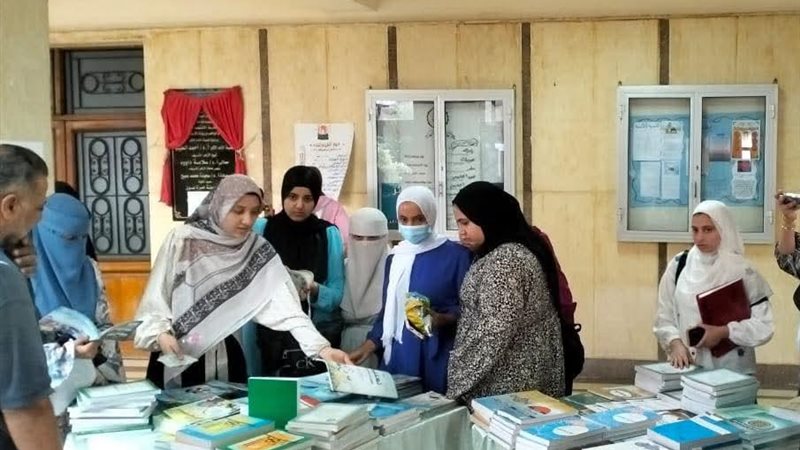 معرض الكتاب بـ دراسات