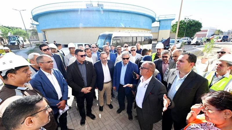 محافظ أسيوط ووزير