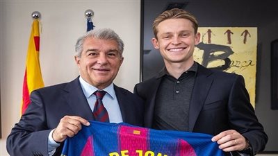 مستمر في قلعة البلوجرانا.. برشلونة يعلن تجديد عقد دي يونج
