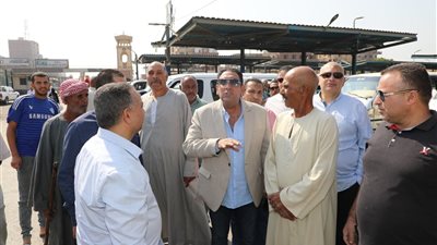 السكرتير العام المساعد ببني سويف يتفقد محطات الوقود ومواقف السيارات